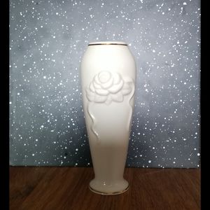Lenox vase    beautiful collectible